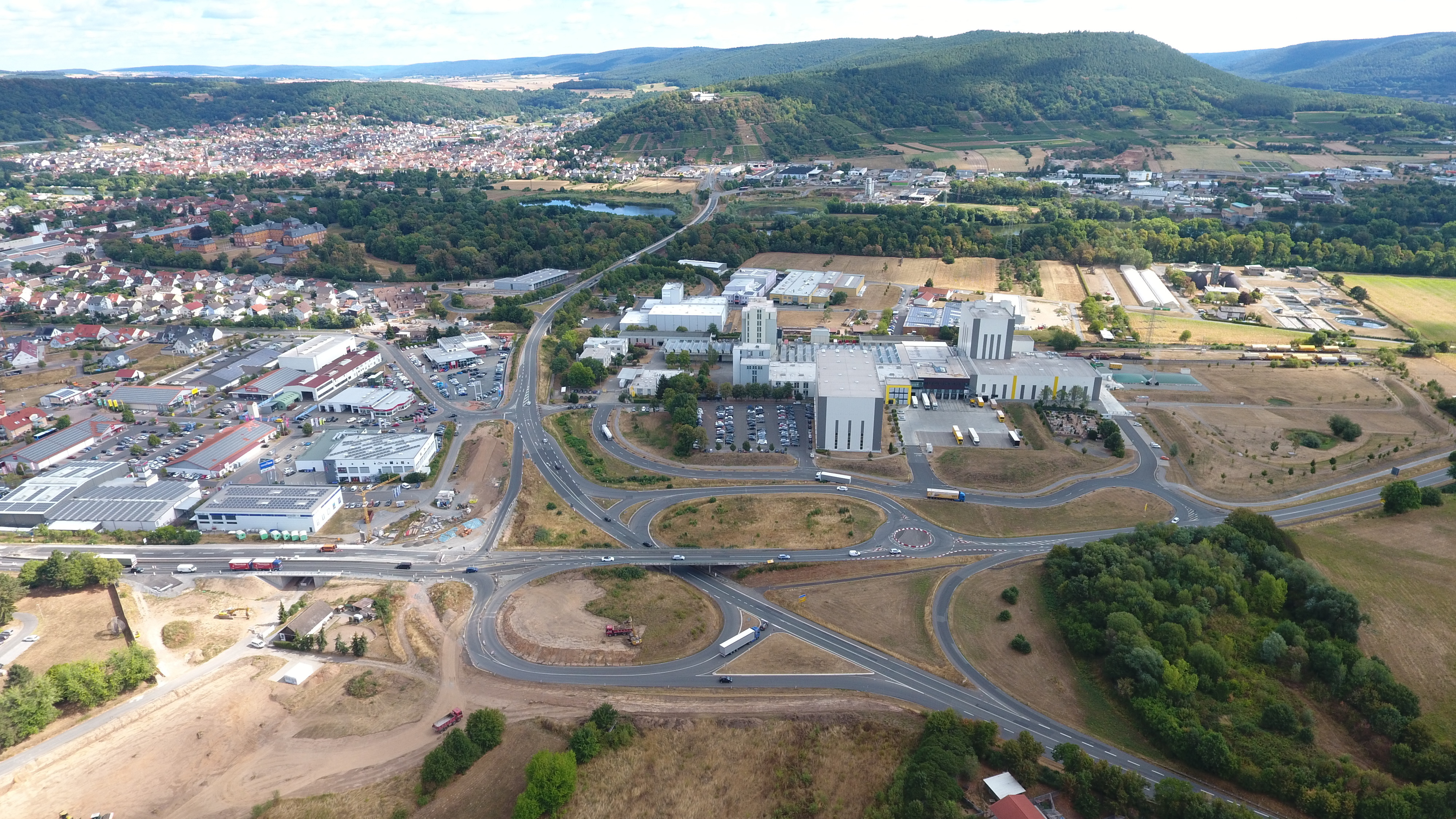 Der Verkehrsknotenpunkt des Landkreises in Kleinheubach wird derzeit zu einem Großkreisel ausgebaut.