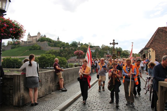 Beim Überqueren der alten Mainbrücke