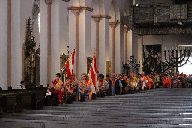 Feierlicher Einzug in den Dom zu Würzburg