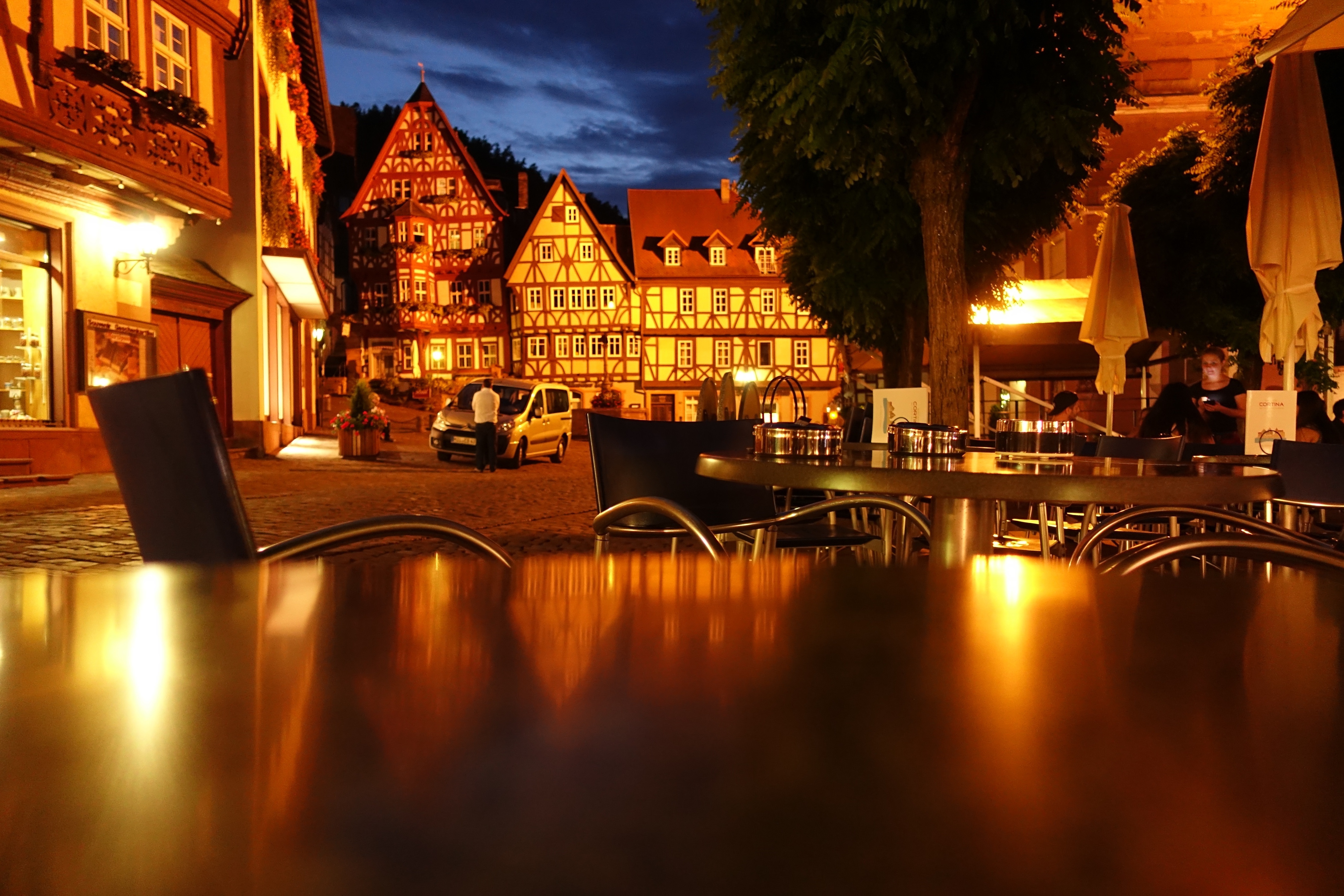 Am Marktplatz in Miltenberg zur "blauen Stunde"