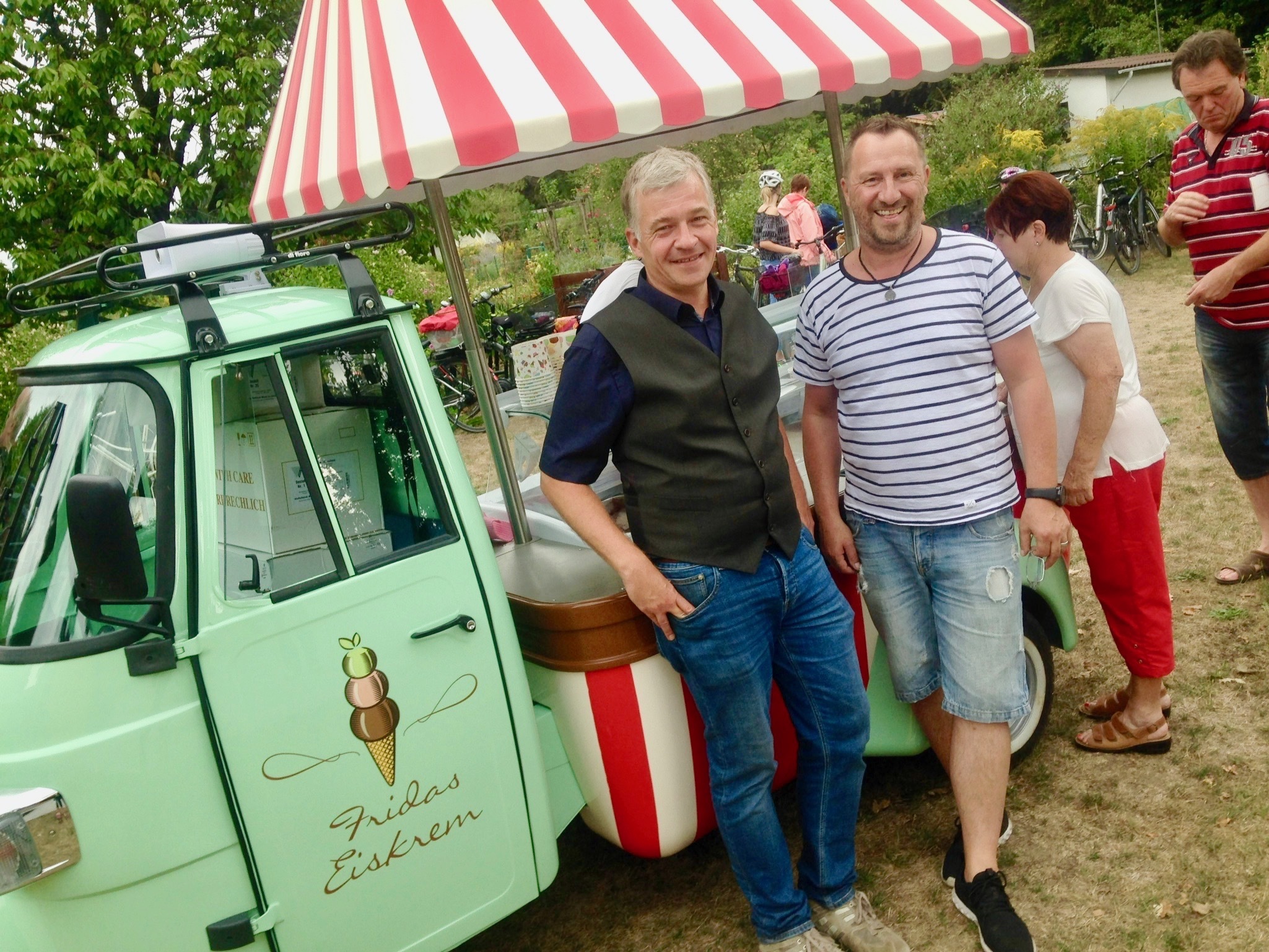 Landtagskandidat Stefan Wagener und Tom von Fridas Eiskrem