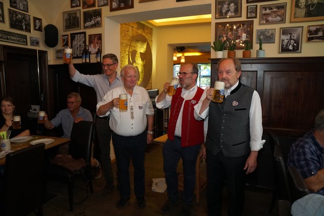 Messebierprobe in Miltenberg: Das Bild zeigt (von rechts) Bürgermeister Helmut Demel, Geschäftsführer Cornelius Faust, Festwirt Jürgen Papert und Geschäftsführer Johannes Faust - Foto Roland Schönmüller