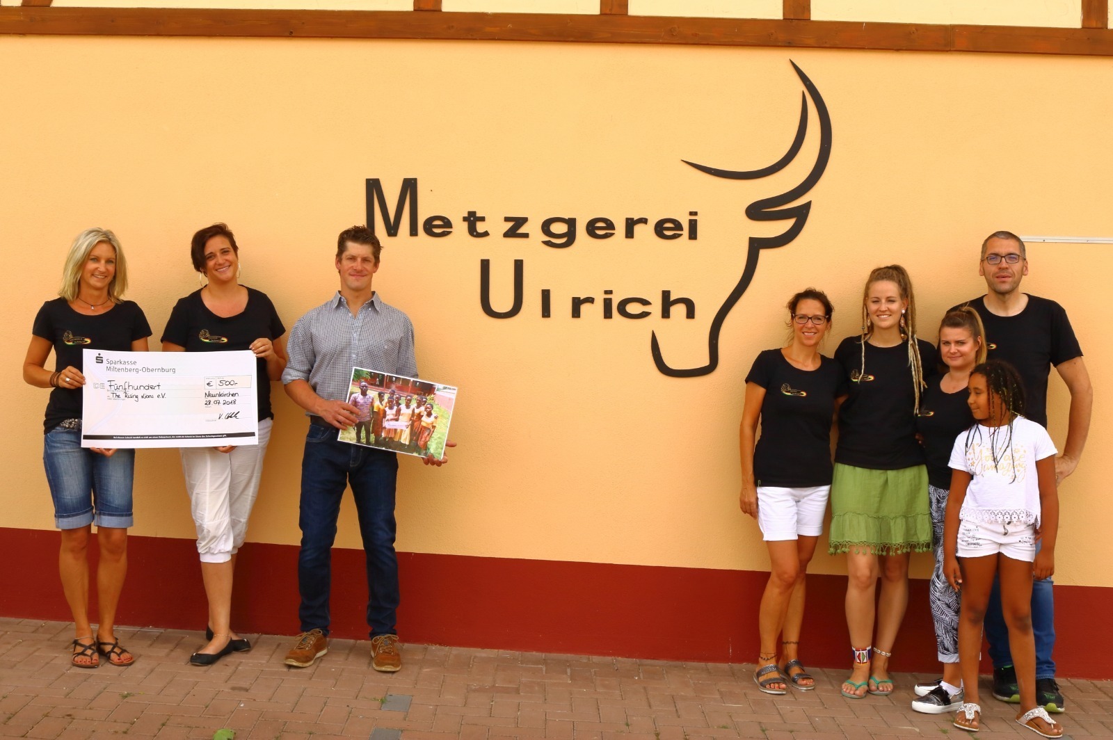 Spendenübergabe vor der Metzgerei Ulrich