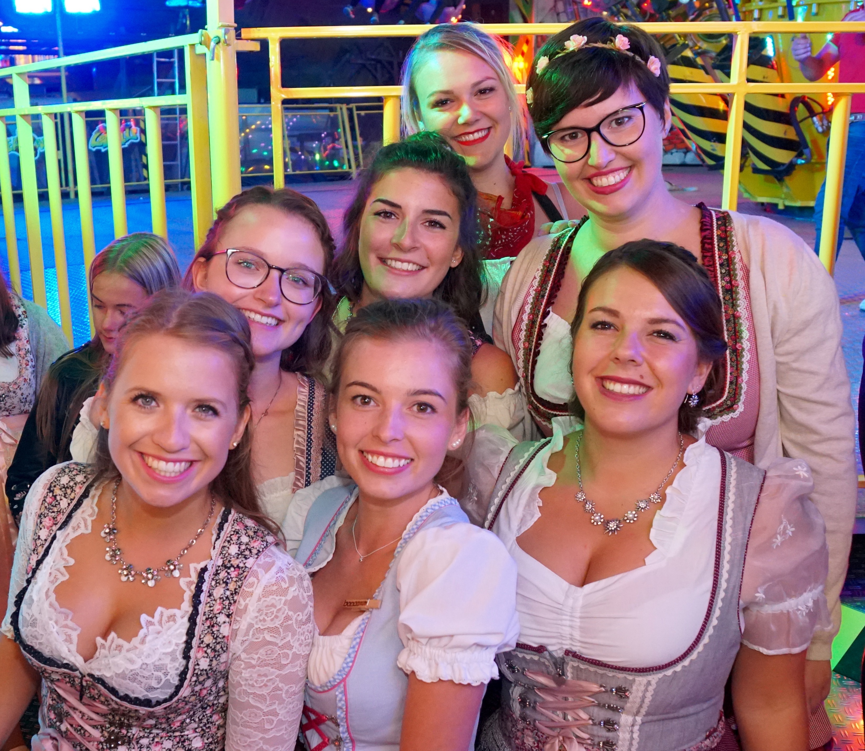 "Sieben auf einem Streich!" Dirndl sind "in" auf der Miltenberger Michelsmess'!