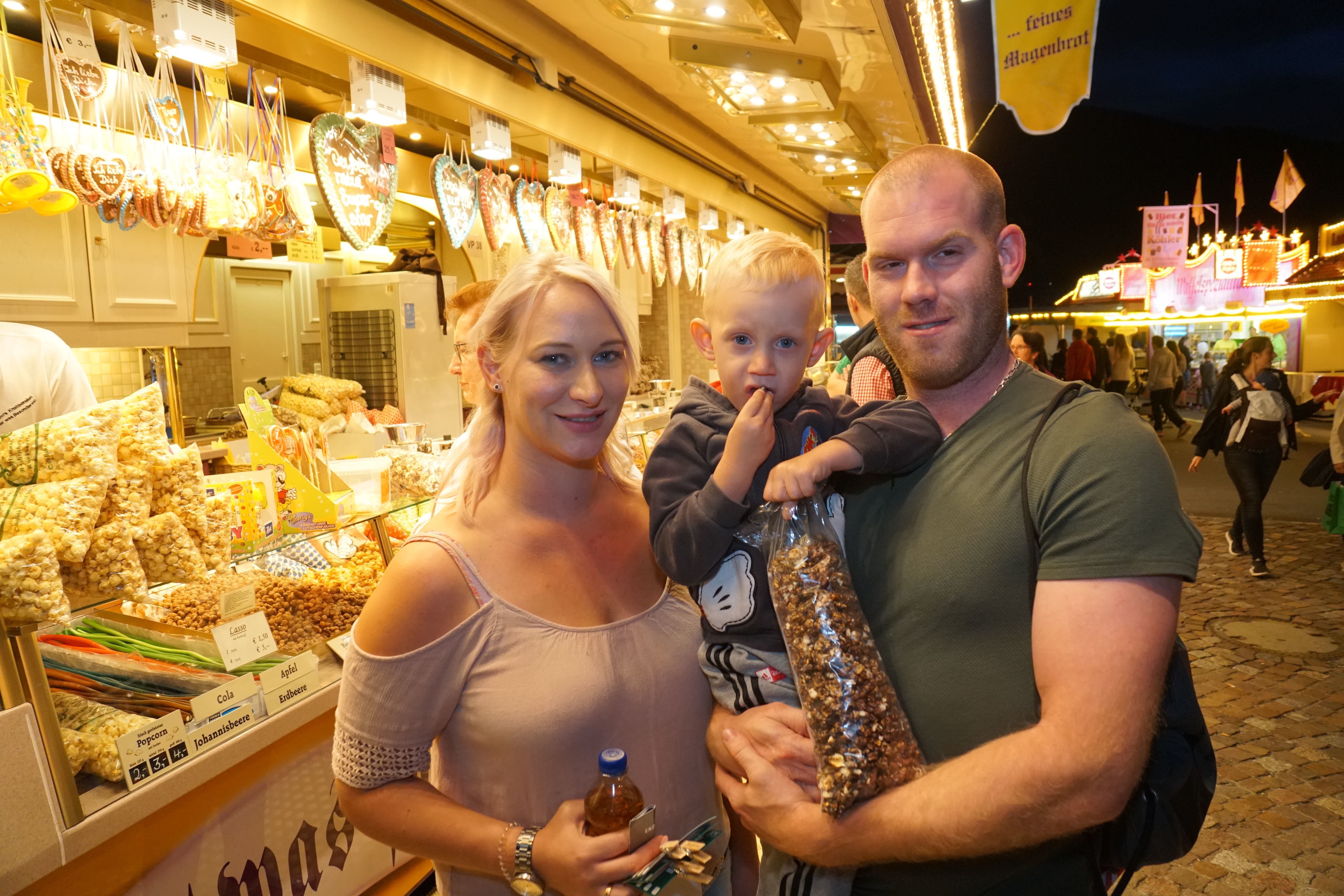 Schön war's an diesem Sonntagabend auf der Miltenberger Michels-Mess' ! Gleich geht's heim! Dieser jungen Familie hat der Mix aus Vergnügungspark, Einkaufsmeile und Festzelt-Atmosphäre sehr gut gefallen!