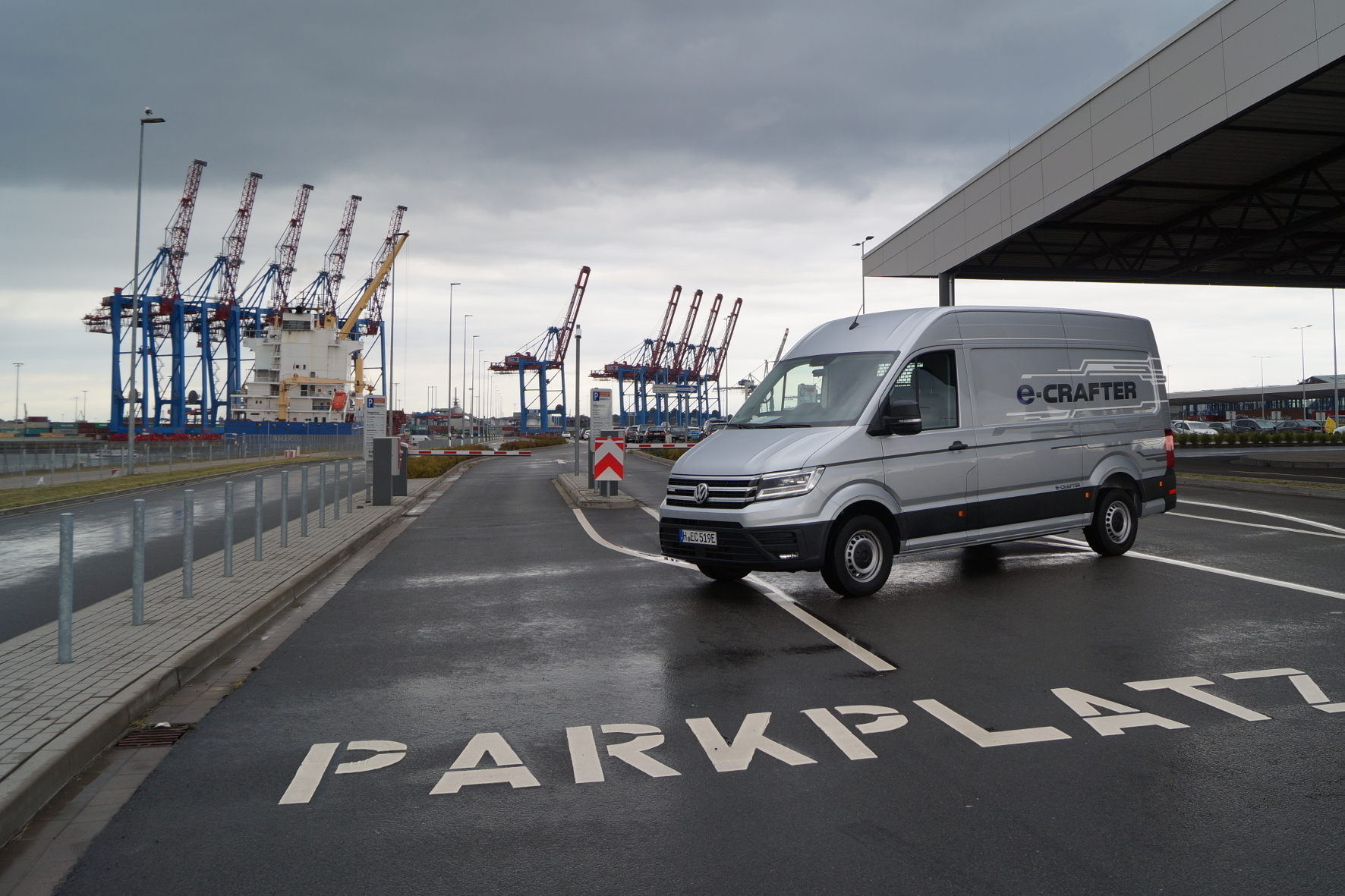 Mit dem neuen e-Crafter hat VW seinen ersten rein elektrisch angetriebenen Lieferwagen im Programm. Ab September 2018 steht er im Handel. Die Reichweite laut NEFZ beträgt 173 Kilometer, realistisch im Alltagseinsatz sind 100 bis 125 Kilometer, je nach Nutzungsverhalten.