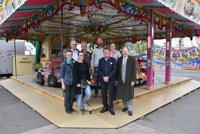 Dietmar Weimar, Ehrenmarktmeister,  Helmut Höfling vom Bayerischen Landesverband der Marktkaufleute und der Schausteller, Alexander Köhler, Sprecher der Marktkaufleute und Schausteller, Nicki Kolbe (Stadträtin), vorne: Petra Bissert (Technische Messeleitung), Stefanie Grasmann (Messeleitung), Richard Maier vom Bayerischen Landesverband der Marktkaufleute und der Schausteller, Bürgermeister Helmut Demel.