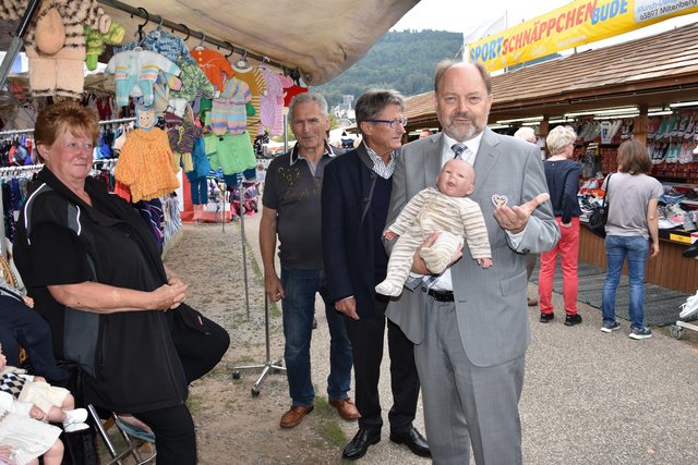 Dass er noch weiß, wie man ein Baby richtig hält, beweist Bürgermeister Helmut Demel hier mit dem Puppen-Baby.