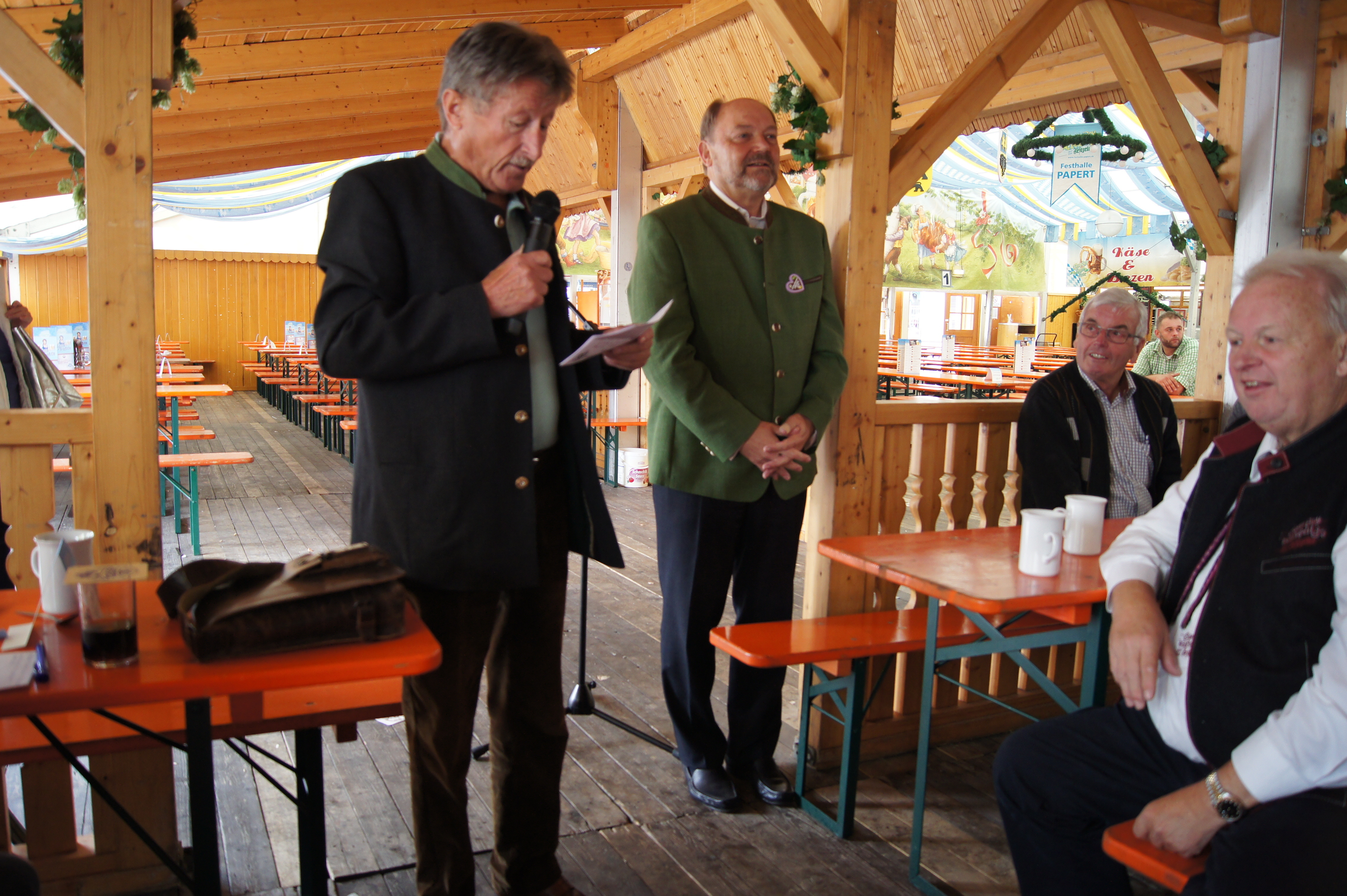 Richard Maier vom Bayerischen Landesverband der Marktkaufleute und der Schausteller bei der Begrüßung der Marktkaufleute. Daneben Bürgermeister Helmut Demel, Ehrenmarktleiter Dietmar Weimar und Festwirt Jürgen Papert.