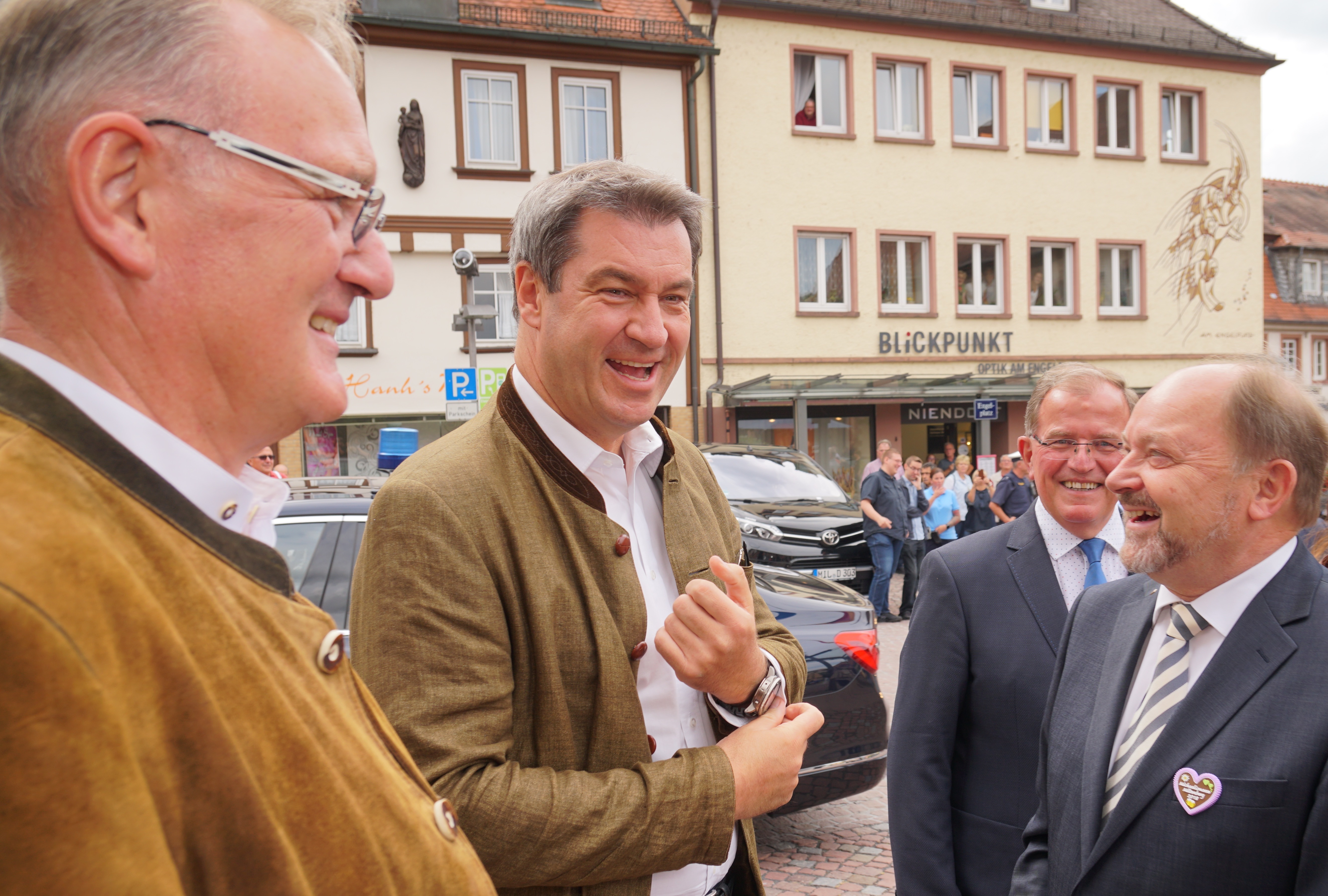 Sie haben gut lachen, v.l.n.r.: Berthold Rüth (MdL), Ministerpräsident Dr. Markus Söder, Bezirkstagspräsident Erwin Dotzel und Bürgermeister Helmut Demel - denn das Wetter passt, der Eintrag ins Goldene Buch der Stadt Miltenberg folgt in Kürze und die Besucher im Messezelt warten auf den prominenten Gast aus München. - Der mehrstündige Aufenthalt des humorvollen, fränkischen Politikers ist das Highlight der diesjährigen Michelsmesse.