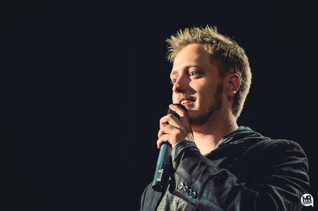 Tilman Döring moderiert den Poetry Slam | Foto: Kochsmühle