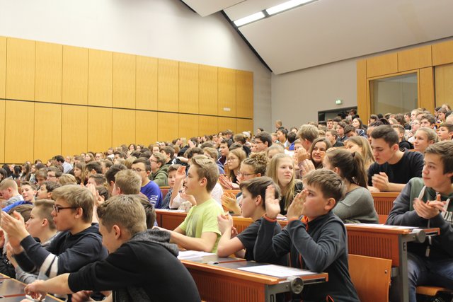 An der Uni Würzburg ist seit 2003 das Unterfränkische Dialektinstitut (UDI) ansässig. Bereits seit 2004 veranstaltet das UDI jährlich im März einen Schülertag. Schülerinnen und Schüler werden für diesen Tag zu „Studenten der Dialektologie“. Foto: UDI Würzburg