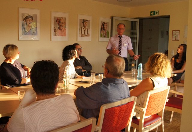 Ludger Schuhmann hat interessierte Zuhörer.