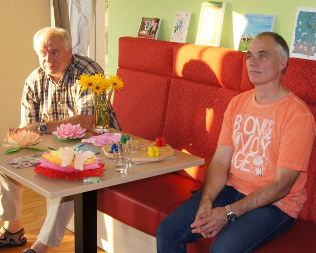 Werner Bauer, Vorsitzender der AG 60 plus und der Bürgstädter Gemeinderat Andreas Köster hören zu.