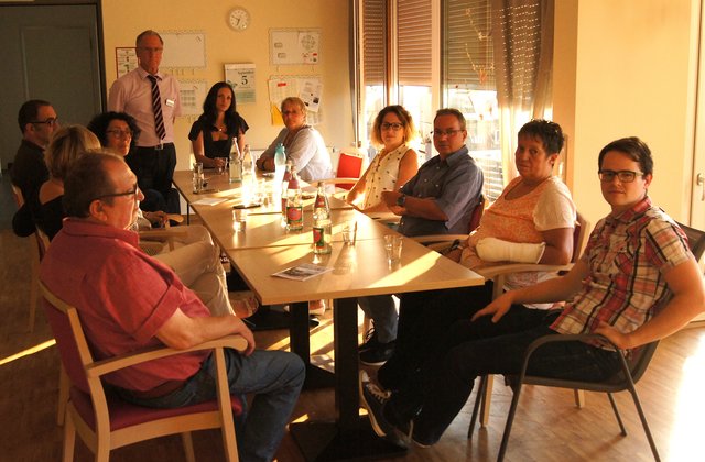 Über die Tagespflege der Arbeiterwohlfahrt berichten Ludger Schuhmann (stehend) und daneben Pflegedienstleiterin Anja Kajetan den Mitgliedern des SPD-Kreisverbandes.