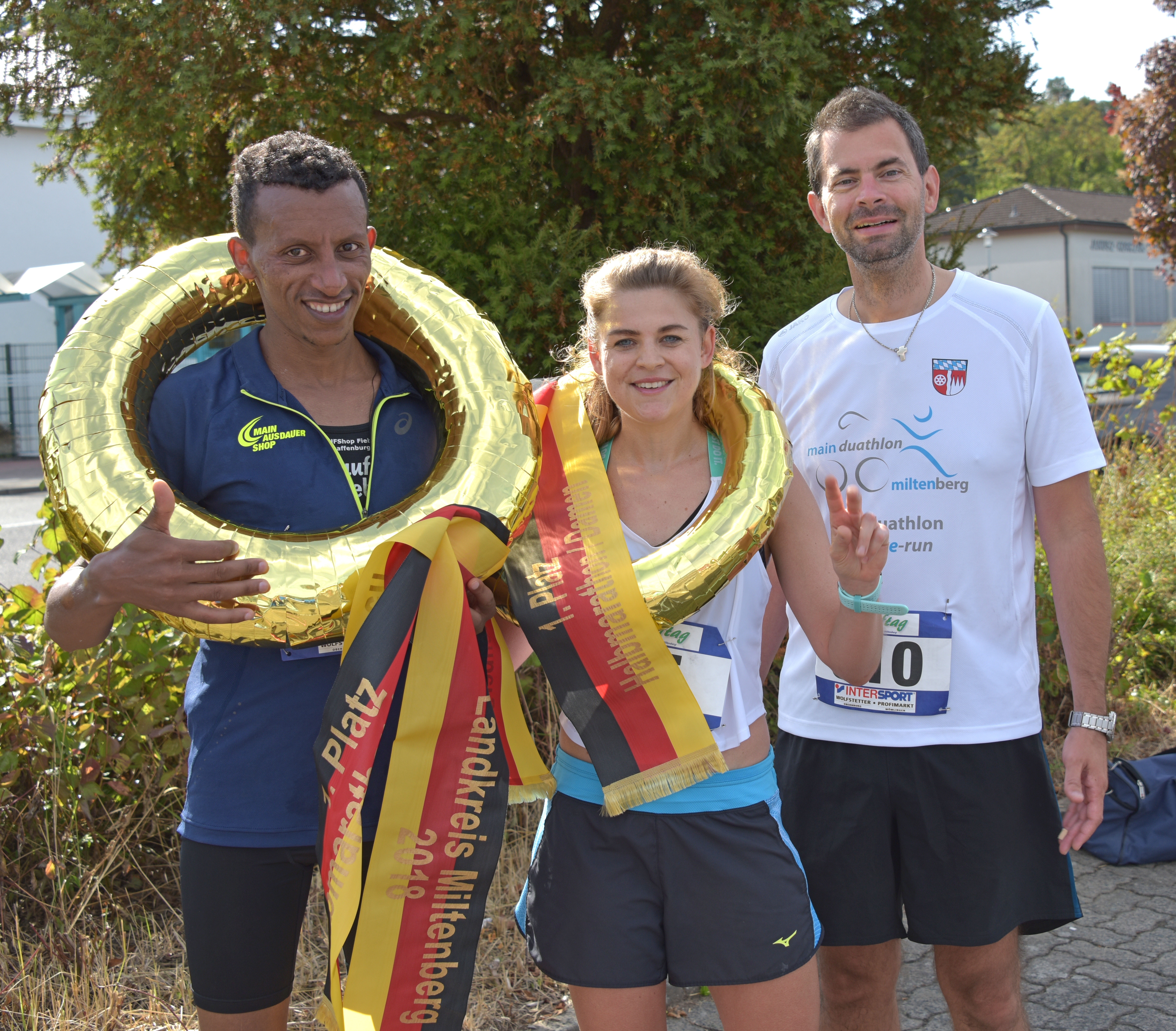 Landrat Jens Marco Scherf überreichte den Siegern des Halbmarathons Siegerkränze: Links Solomon Eshete Merne, daneben Nadja Heininger.