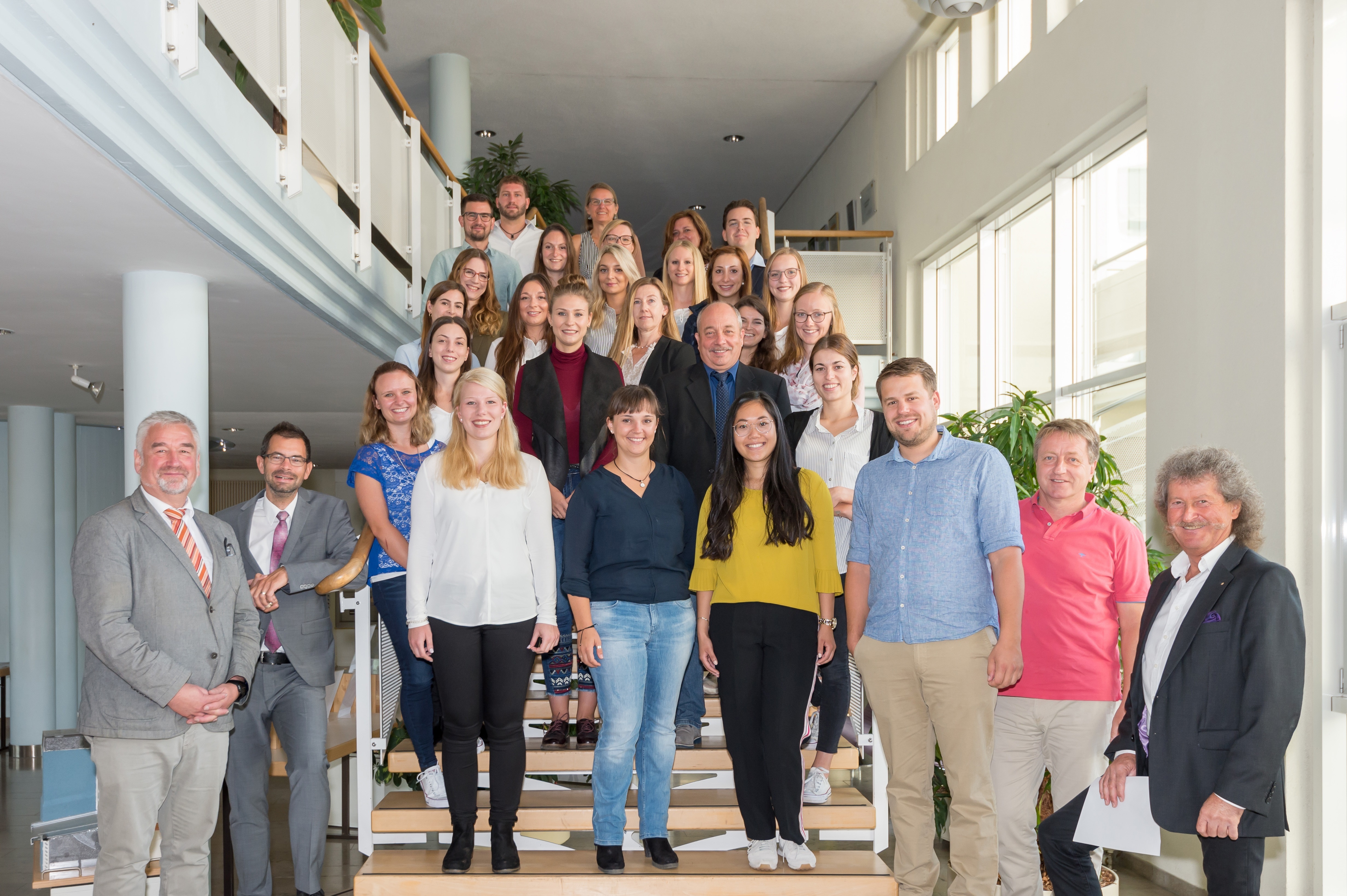21 neue Lehramtsreferendare und Lehramtsreferendarinnen haben am Montag ihre Tätigkeit im Landkreis Miltenberg aufgenommen. Begrüßt wurden sie (von links) von Schulrat Michael Brummer und Landrat Jens Marco Scherf sowie (von rechts) von Schulrat Engelbert Schmid und dem Personalratsvorsitzenden Horst Kern sowie von den Seminarleitern.
