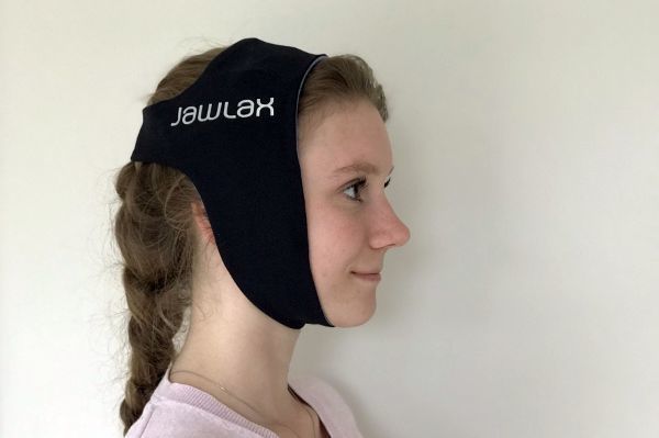 Das ca. fünfzig Euro teire Wärmeband besteht aus einem elastischen Stoff. Er dient als Träger für zwei speziell geformte Gel-Pads.
