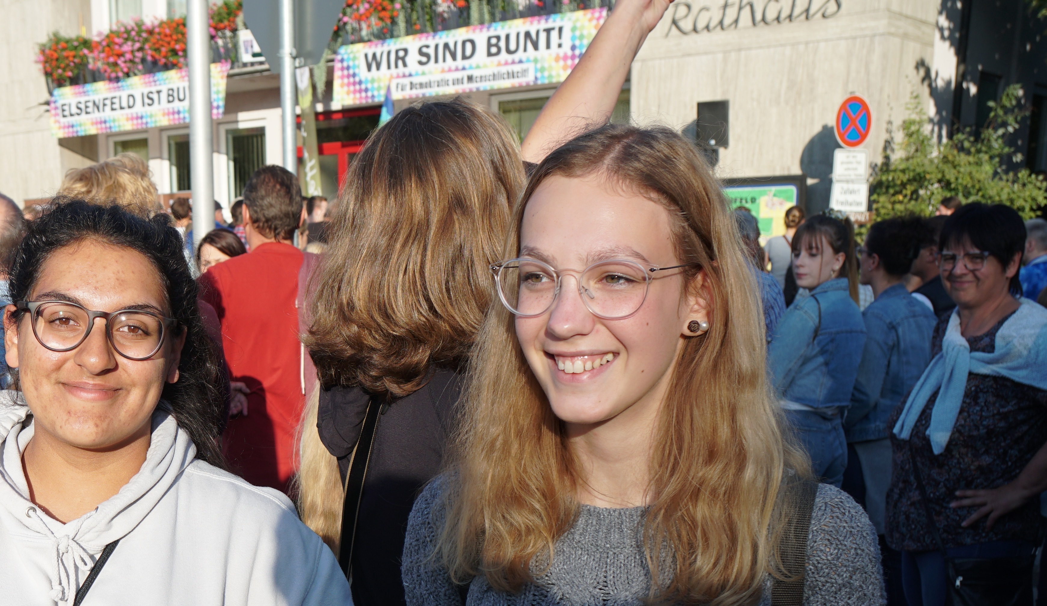 Mehr als 3000 Besucher waren am vergangenen Freitagabend bei der friedlichen Kundgebung "Wir sind bunt" in Elsenfeld am Main vor dem Rathaus versammelt: jung und alt aus nah und fern feierten mit Musik, Glockengeläute und nachdenklichen Ansprachen ein Fest der Vielfalt. "Wir sind bunt" lautete der Slogan als Gegenveranstaltung zur benachbarten AFD-Veranstaltung im Bürgerzentrum mit Björn Höcke, regionalen Politikern und rund 500 Anhängern der Alternative für Deutschland.