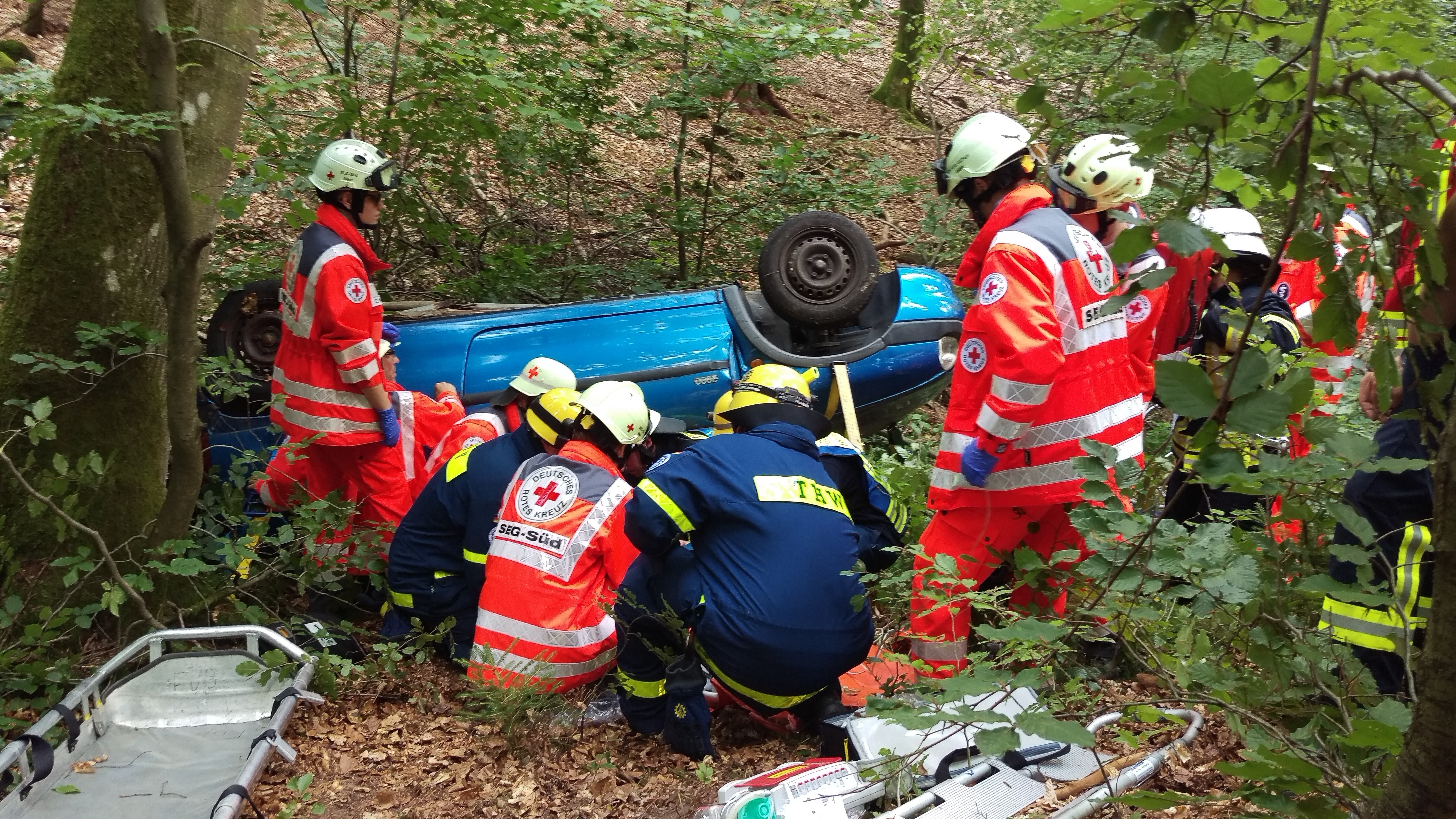 Die Einsatzkräfte bei der Ersten-Hilfe-Leistung, Bergung und Betreuung einer verletzten Person.