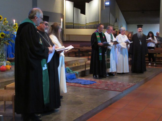 Vertreter der Gemeinden vor dem Altar
