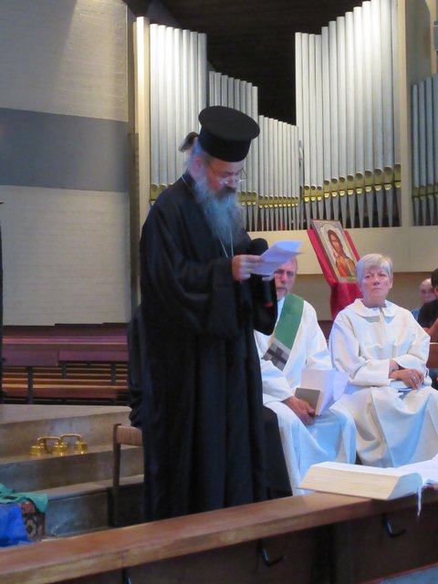 Pater Martinos Petzelt bei der Predigt