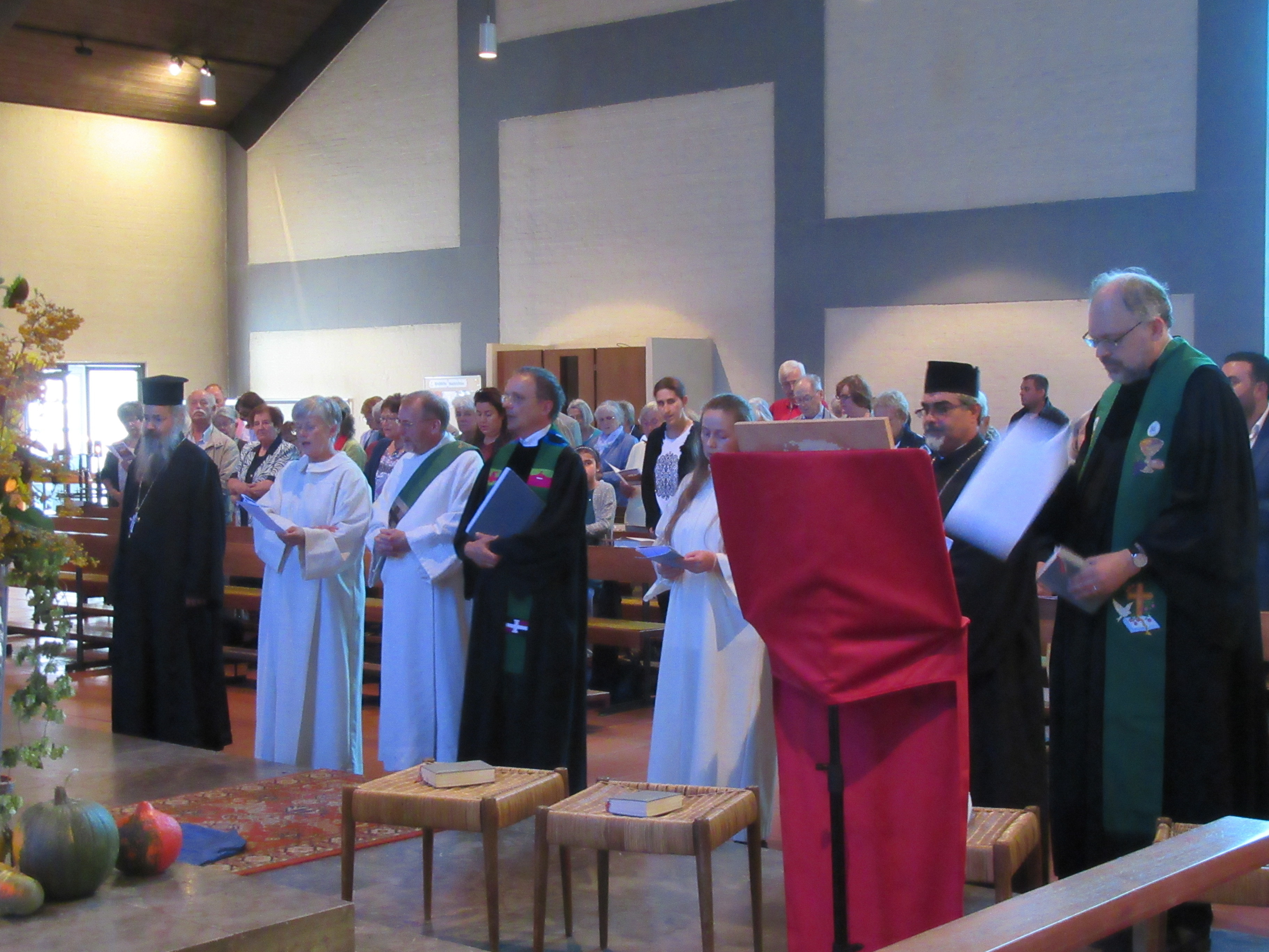 Vertreter der Gemeinden vor dem Altar