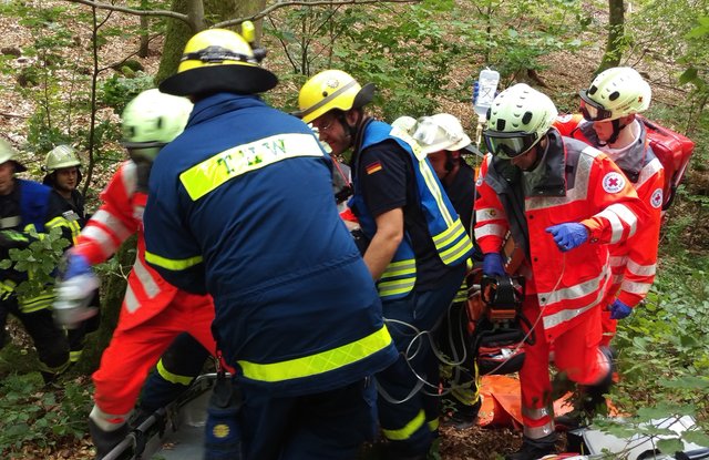 Die Einsatzkräfte beim Abtransport einer verletzten Person.