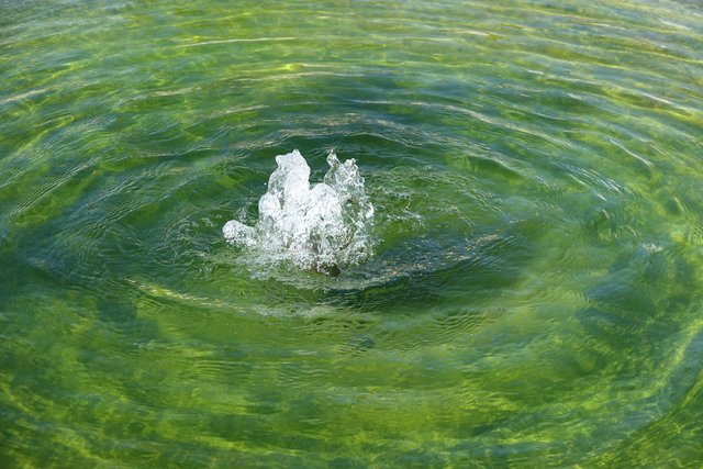 Faszinierend sind die Brunnen, Ruhezonen und anmutig-neuzeitlich wirkt die Trinitatiskapelle, wo man abschalten und zur inneren Einkehr gelangen kann.