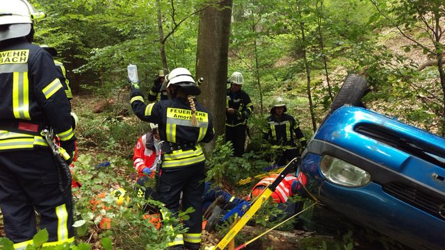 Feuerwehr-Helfer beim Stabilisieren des Unfall-Fahrzeuges.