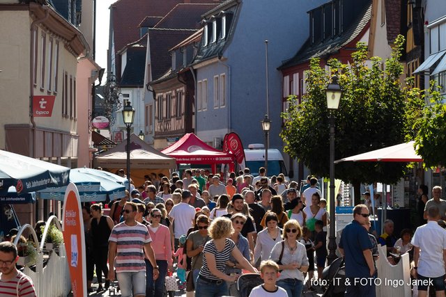 Tausende von Besuchern des MärchenSonntags säumten bei traumhaftem Spätsommerwetter die schöne Altstadt von Obernburg.