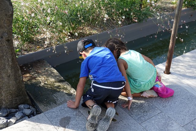 Die Gartenmöbel und Ruhebänke laden zum Verweilen ein, über den grünen Rasenflächen kann man auf Decken, Polstern und Hängematten vor sich hindösen. Kinder und Eltern freuen sich über die unzähligen Spiel-Angebote und kreativen Spiele. “Einfach schön, fast wie Paradies!“ - meint eine junge Mutter.