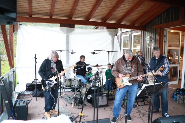 Die Bürgermeister Band spielte ehrenamtlich und Spendet noch 100 Runden