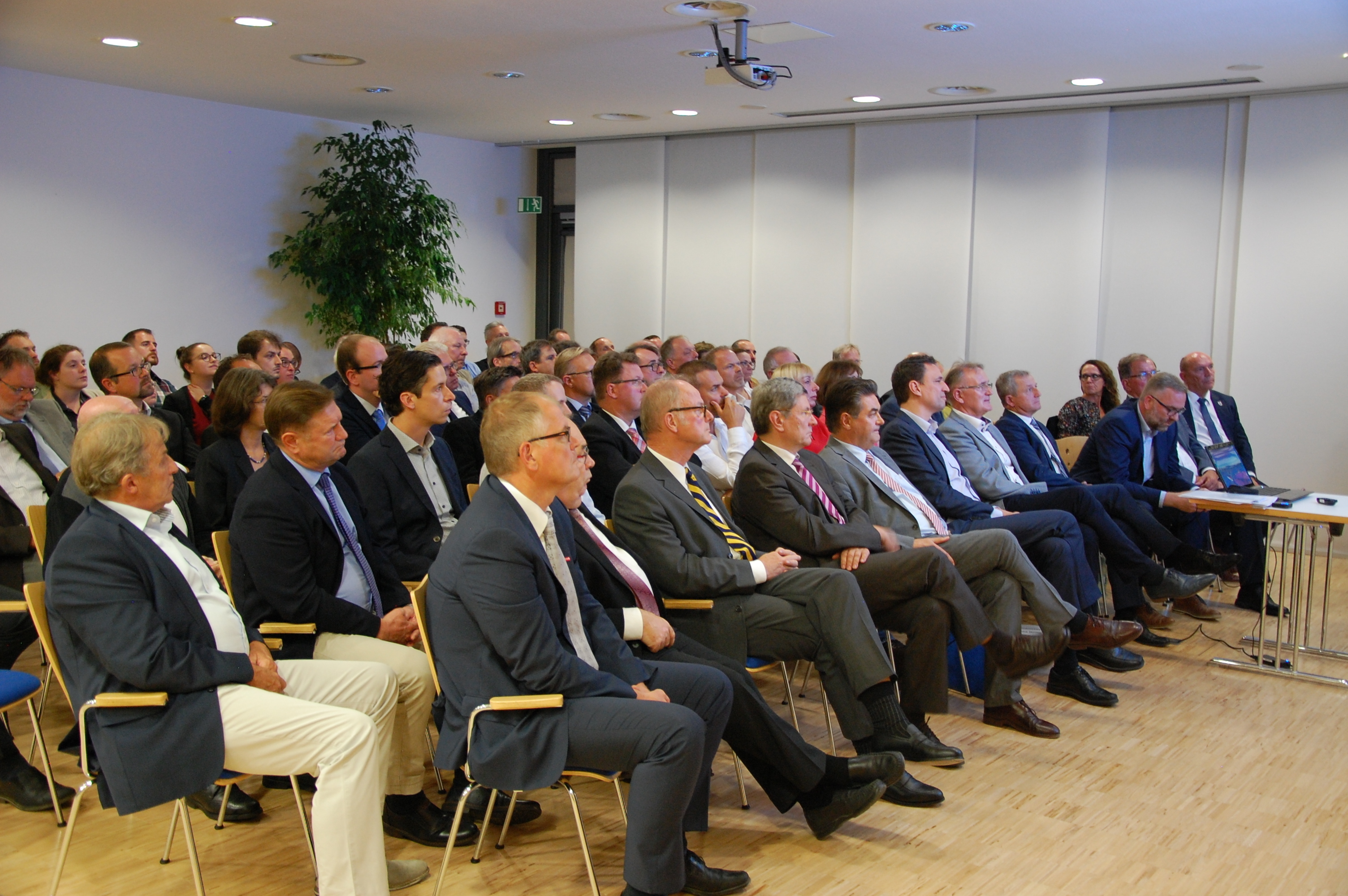 Auf großes Interesse stieß die Digitalisierungsveranstaltung im ZENTEC, Großwallstadt, zu der Landtagsabgeordneter Berthold Rüth den Bayerischen „Digitalisierungsminister“ Georg Eisenreich eingeladen hatte