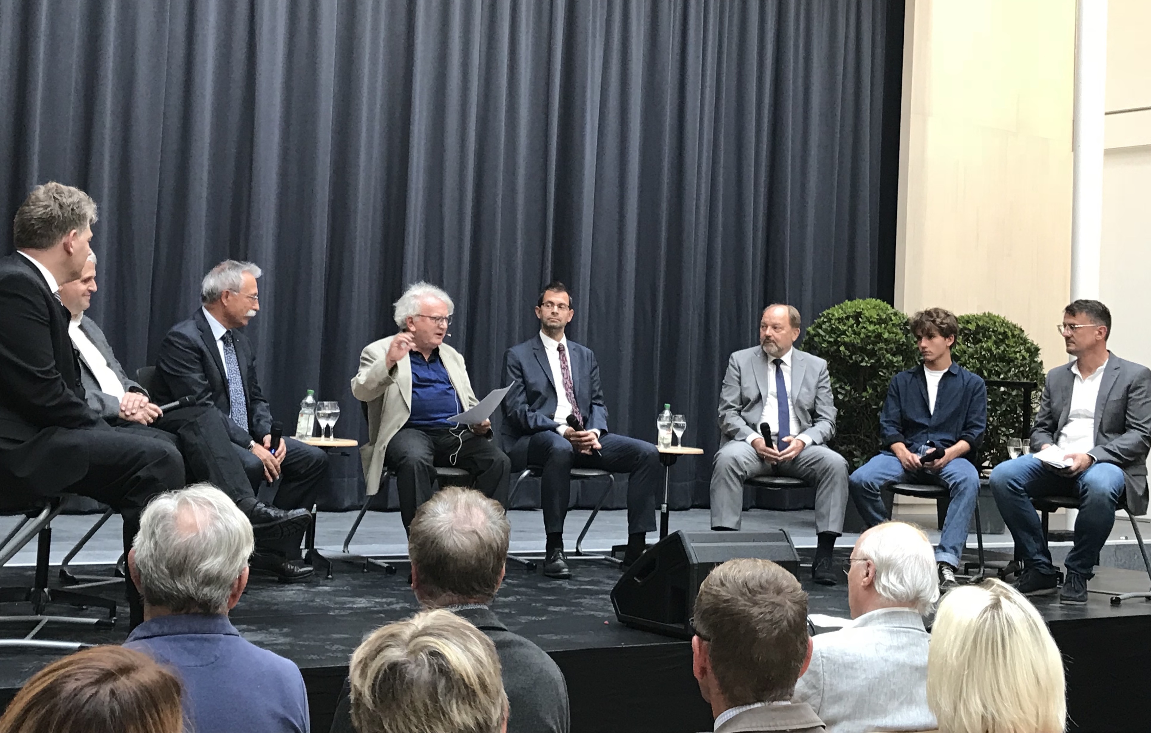 In einer von Heinz Linduschka moderierten Talkrunde wird das Baugeschehen der JBG-Generalsanierung aus Sicht der Beteiligten beleuchtet.