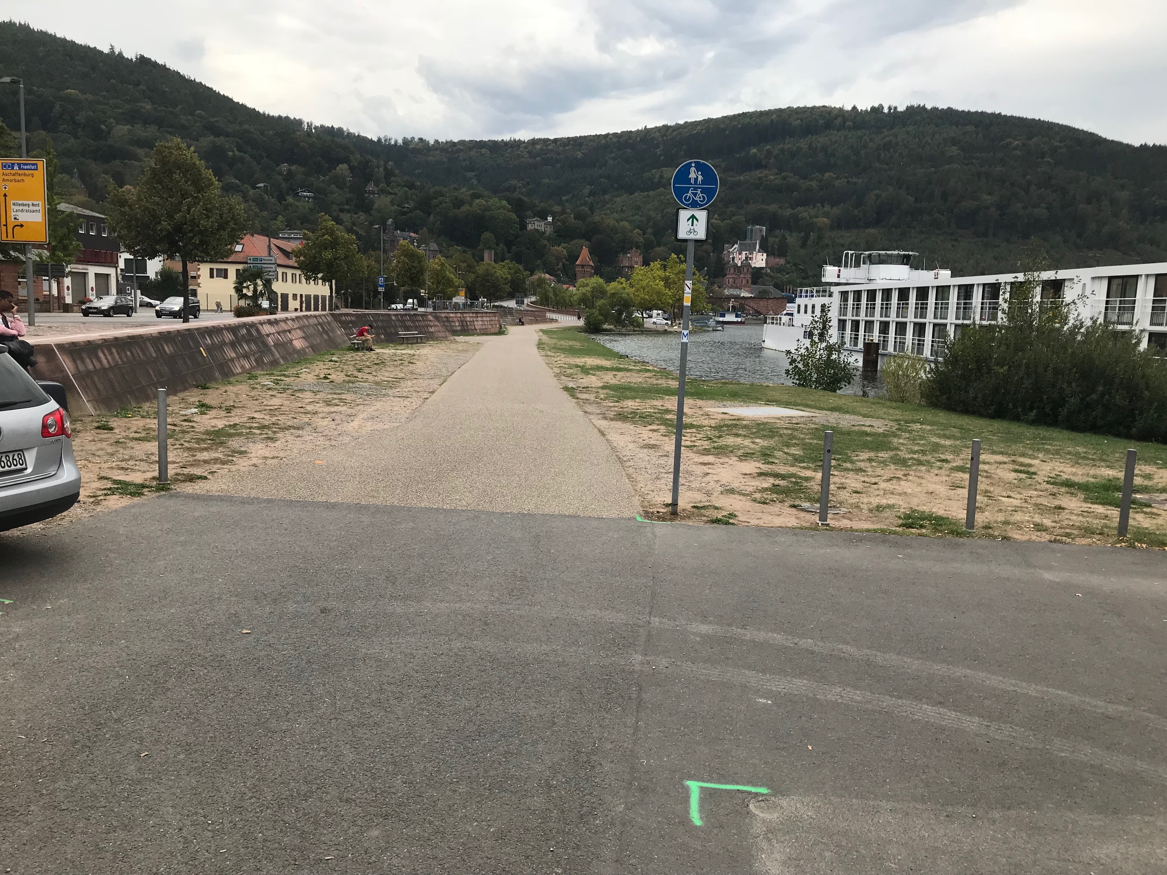 Parkplatz am Schiffsanleger beim Schwimmbad