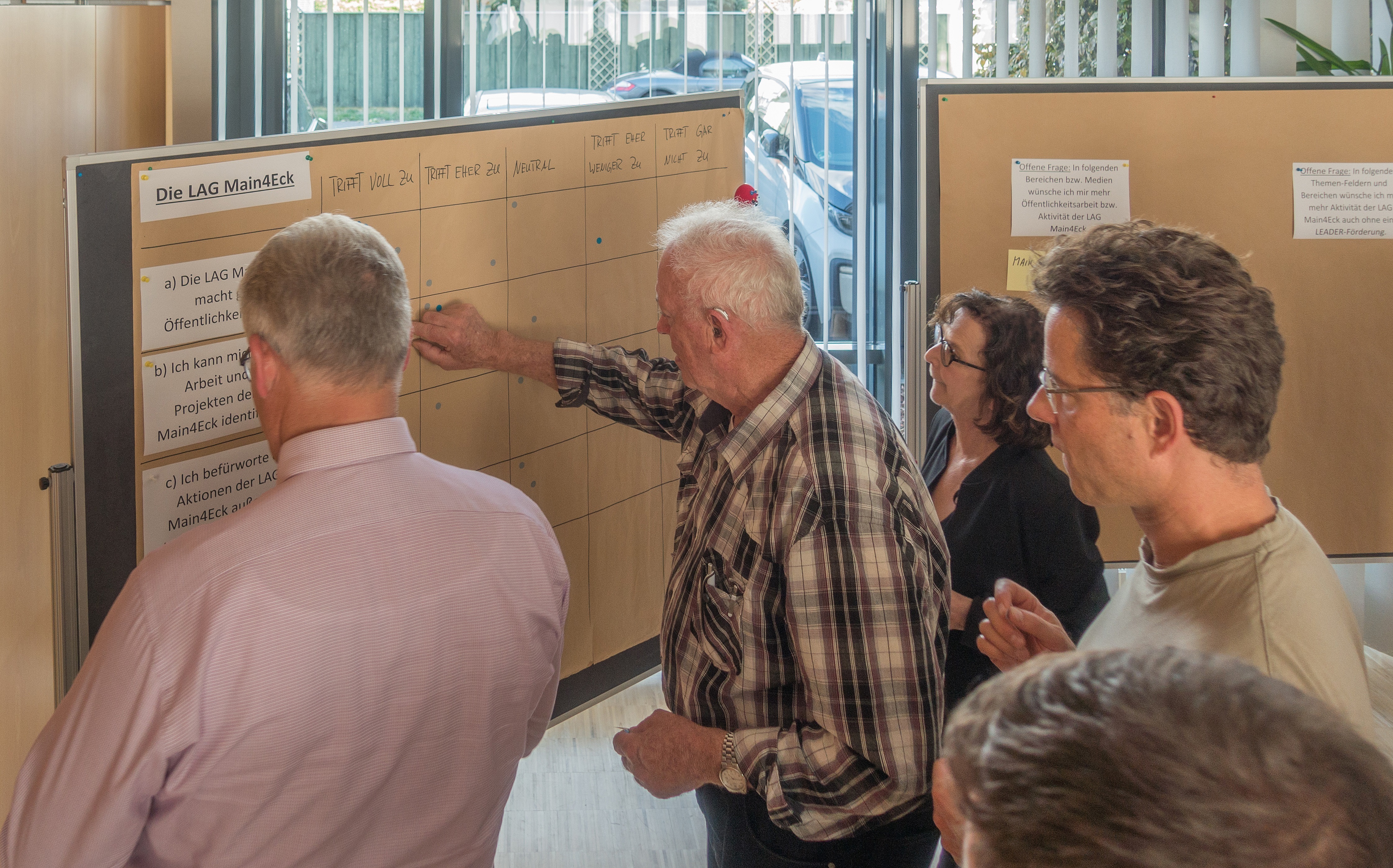 Das LAG-Management nutzte die Mitgliederversammlung dazu, die Meinung der Mitglie-der zur Arbeit der LAG, zu LEADER, der Entwicklungsstrategie und den Zielen zu erfra-gen.
