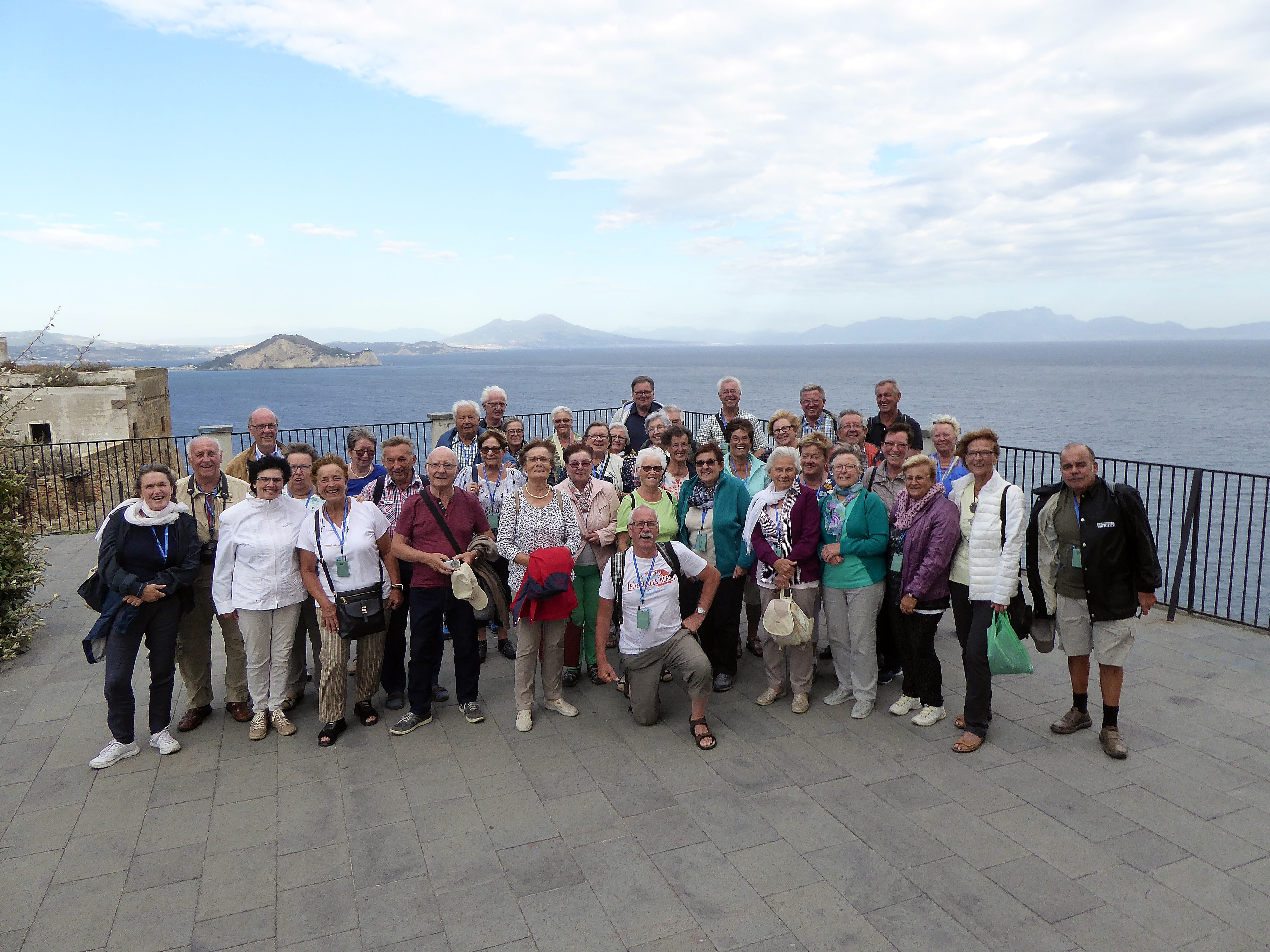 Gruppenfoto mit der örtlichen Reiseführerin nach dem Gottesdienst auf der Insel Procida