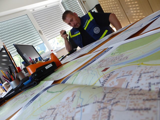 Die Einsatzleitung hat die gesamte Lage im Blick und koordiniert die einzelnen Zugtrupps.
