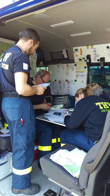 Die Arbeit im Zugtrupp ist Teamarbeit: Gemeinsam planen die THW-Experten, auf welchem Weg die Einsatzkräfte das Schadenfeld am besten erreichen.