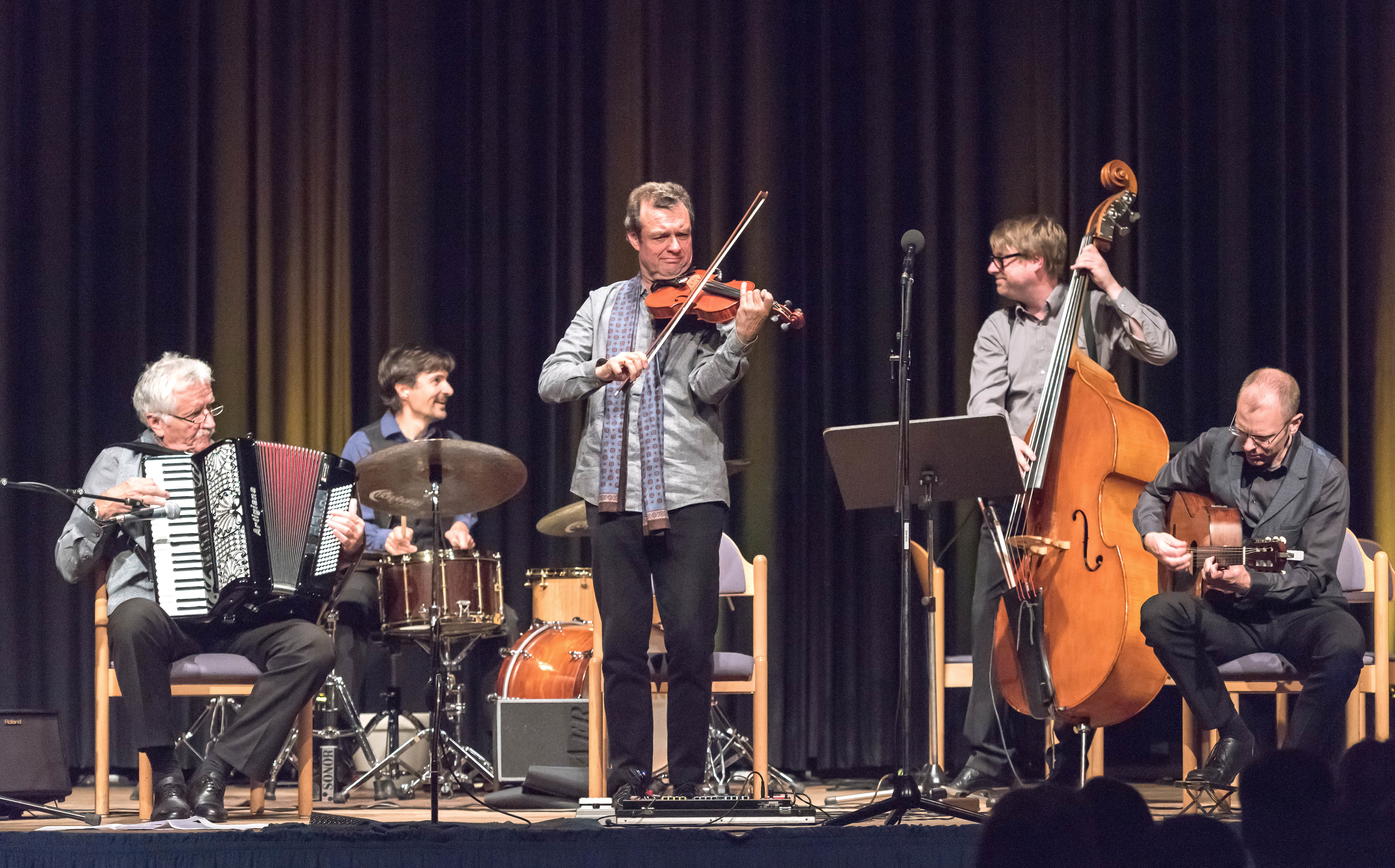 Dieses Konzert von Radio Europa hat Spaß gemacht (von links): Wolfgang Lell, Roland Duckarm, Joerg Widmoser, Alexander Bayer und Andreas Wiersich holten sich im Elsen-felder Bürgerzentrum immer wieder Szenenapplaus ab.