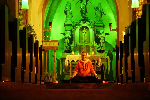 Yoga in der Heppdieler Kirche  ... mit Melanie Wolfert.