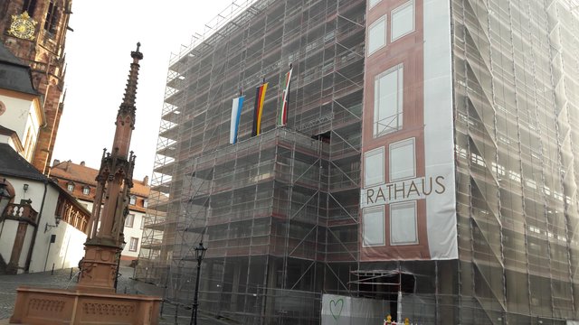 aus diesem Anlass hat man am Rathaus drei Fahnen gehisst.