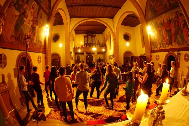 "Junge Klänge bewegen ..." Zumba-Tanz in der Pfarrkirche St. Bilhildis in Richelbach am 2.10.2018 in der "Nacht der offenen Kirche" der Pfarreiengemeinschaft St. Antonius Erftal und Höhen"