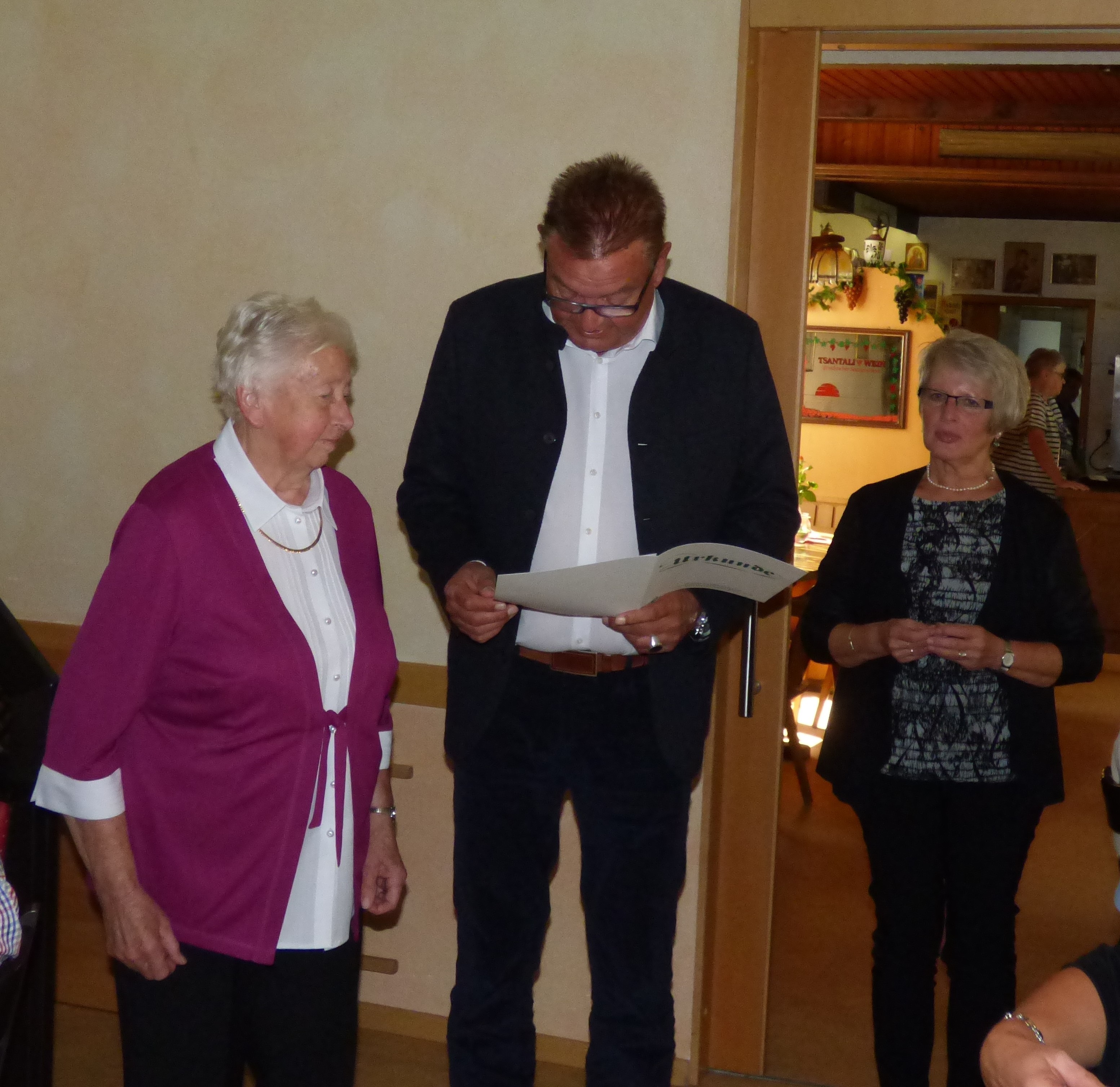 (v.l.n.r.) Ehrenmitglied Frau Kornelia Reinhard, Kreisvorsitzender KV-Garten MIL Herr Günther Oettinger, Kreisgeschäftsführerin Frau Helga Amhrein