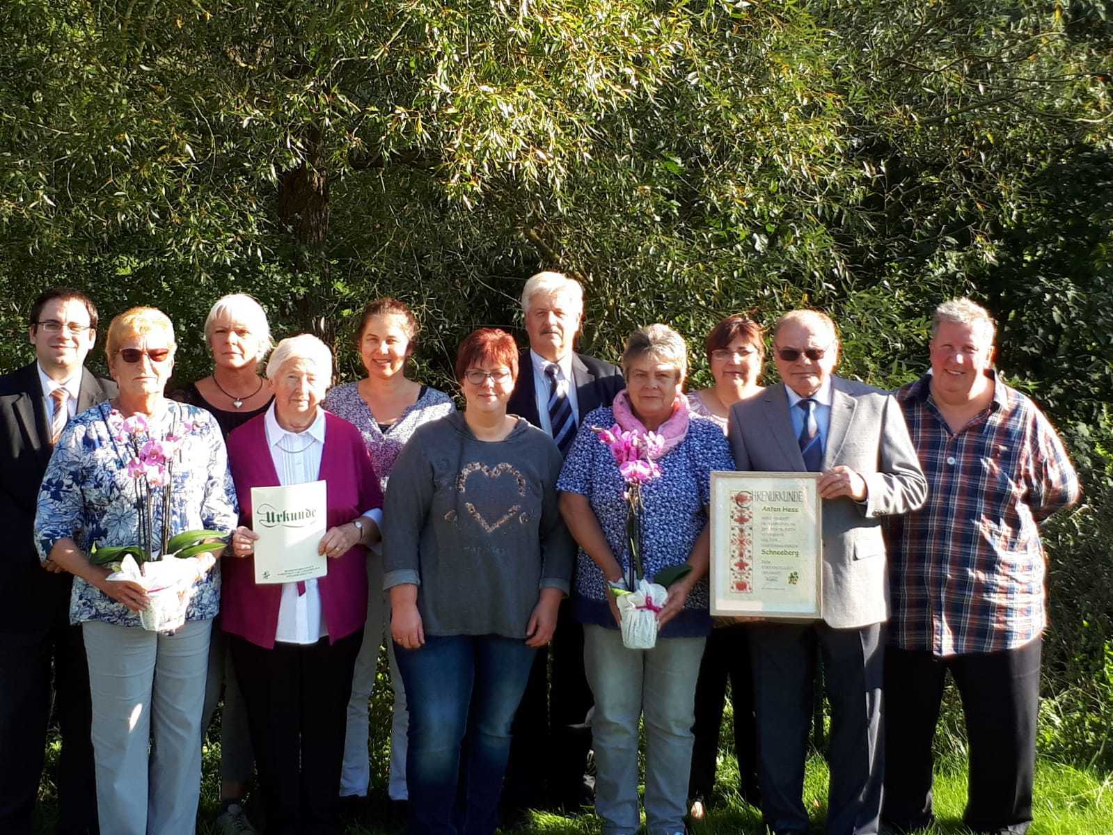 (v.l.n.r.) 1. Vors. Daniel Mengler, Frau Waltraud Hess, Leiterin der Jugendgruppe Frau Bettina Speth, Ehrenmitglied Frau Kornelia Reinhard, Kassiererin Frau Jutta Speth, Beisitzerin Frau Regina Schäfer, Schriftführer Herr Walter Diehm, 2. Vors. Frau Gisela Stumpf, Beisitzerin Frau Michaela Mengler, Ehrenmitglied Herr Anton Hess, Ehrenvorsitzender Herr Klaus Mengler