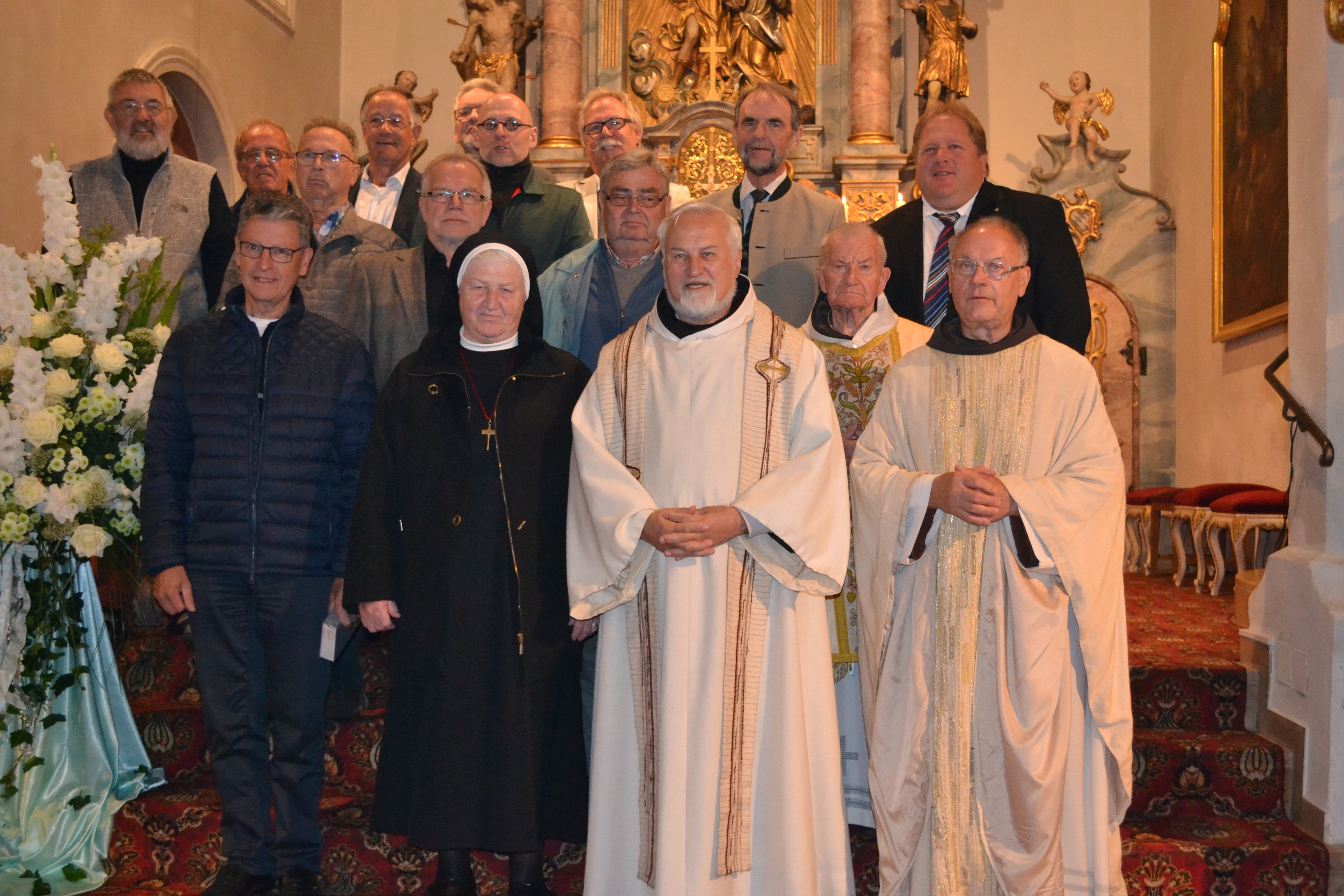 Gruppenfoto mit der Fünfwundenbruderschaft um den Jubilar Guardian Pater Richard