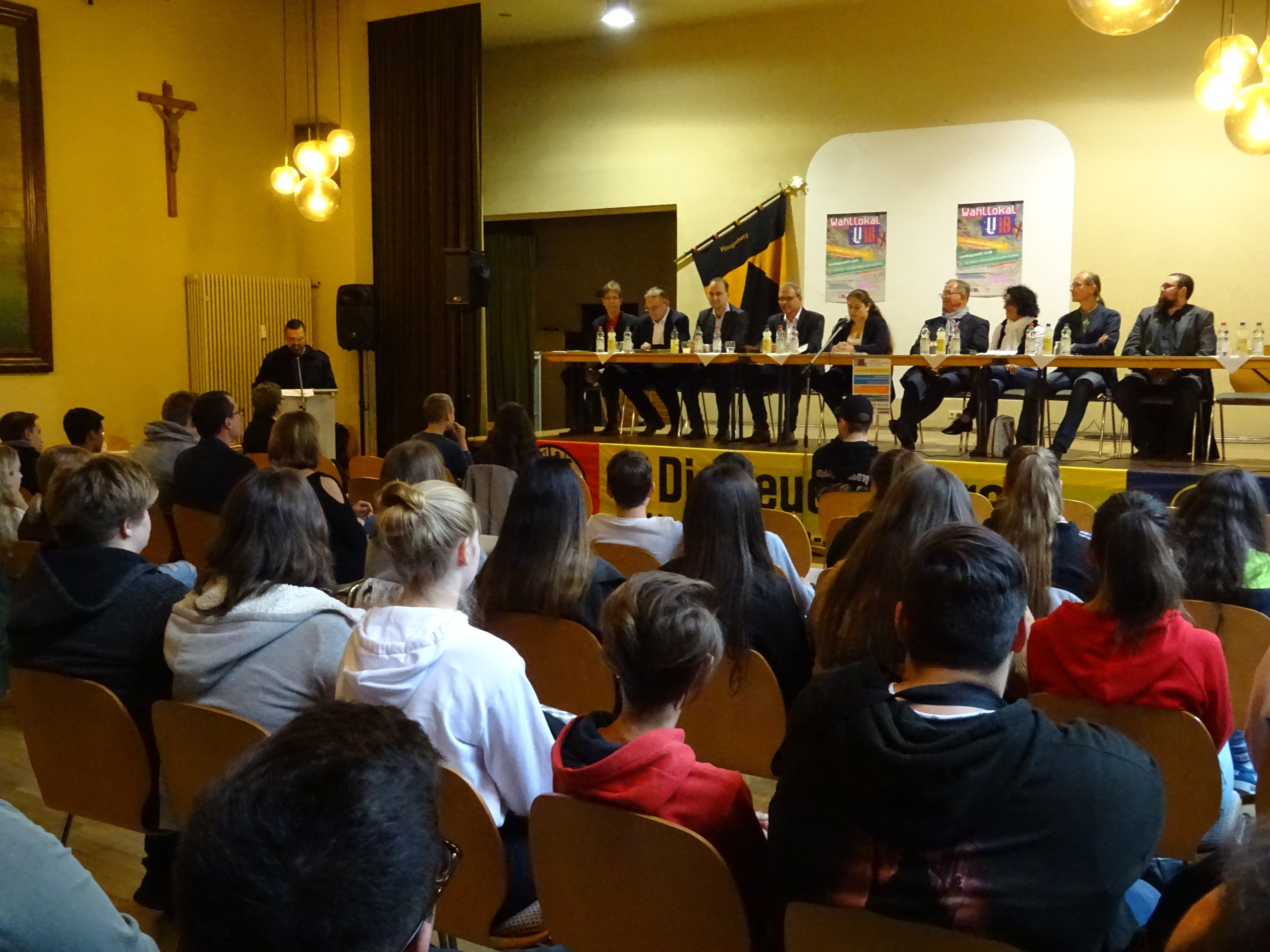 Bei der Podiumsdiskussion mit den Direktkandidaten für die Landtags- und Bezirkswahlen am 2. Oktober im Pfarrheim Klingenberg stellten die Neuntklässler viele Fragen.