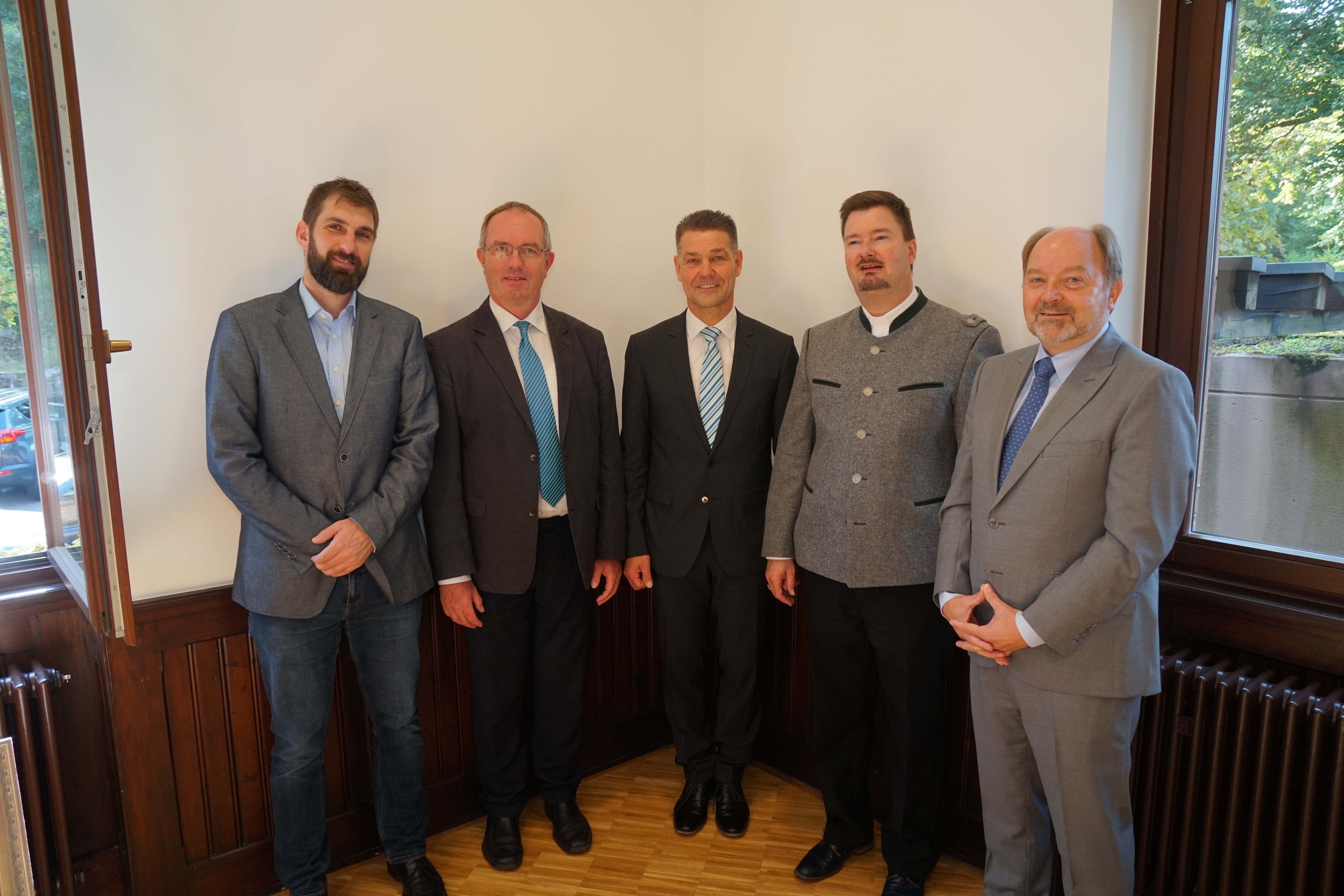 Auch die Ehrengäste freuten sich bei der Einweihung des neuen Pfarramtes der Evangelisch-Lutherische Kirchengemeinde St. Johannis über die gelungene Sanierung, v.l.n.r. Architekt Andreas Even, Dekan Rudi Rupp, Pfarrer Peter Neubert, Stadtpfarrer Jan Kölbel und Bürgermeister Helmut Demel.