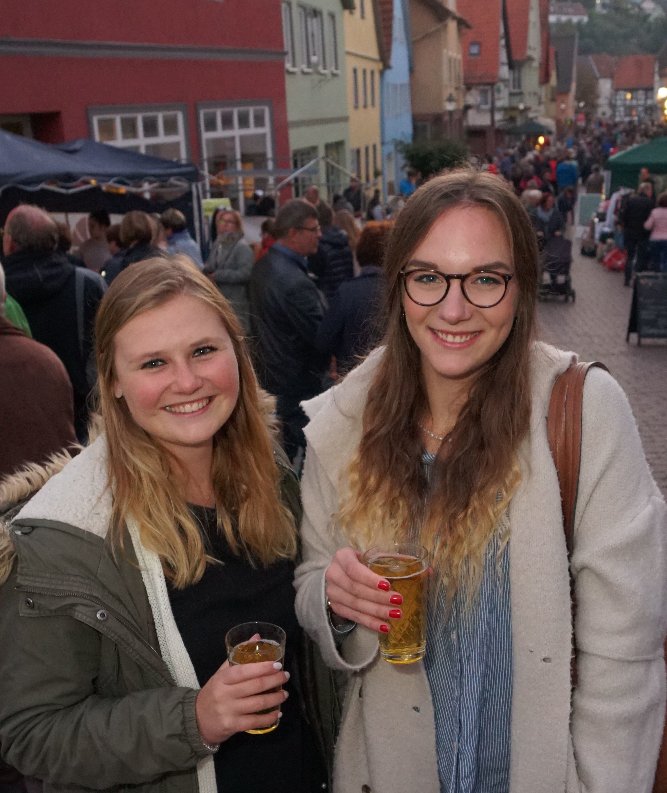 Geselligkeit, Gemeinschaftsgefühl und die Vorliebe für alte Sachen - das waren auch Anfang Oktober 2018 wieder die Hauptgründe, den Trödelmarkt in Amorbach bei Kerzenschein zu besuchen.